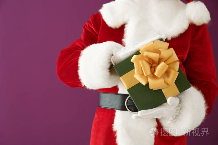 圣诞老人带礼品盒彩色背景特写
