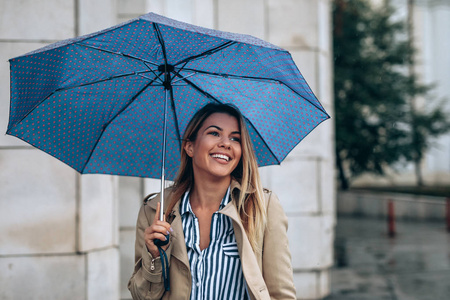 走路美女一位带着雨伞走路的美女的肖像.照片