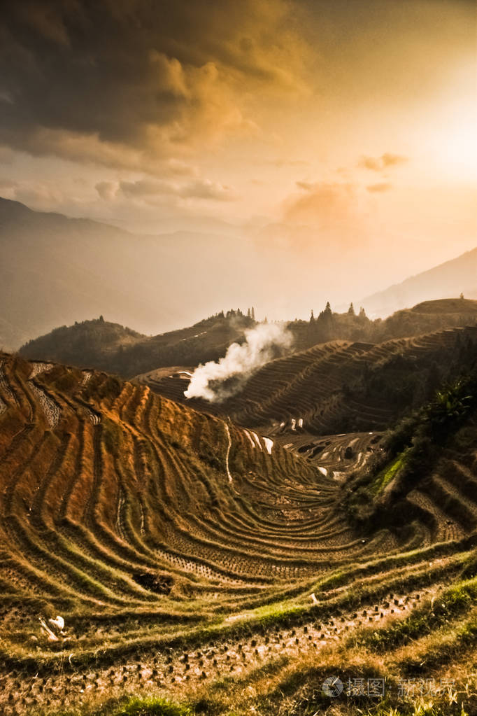 中国山区的秋天雾蒙蒙的秋天景观与水稻梯田中国阳朔龙胜梯田