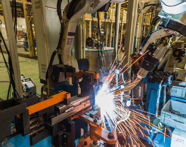 机器人焊机在汽车厂制造工业图片