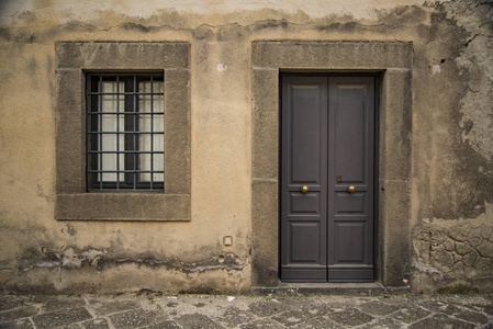 古老的意大利老式门窗图片
