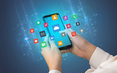 使用手机与闪亮的应用程序图标的手手持带有信息图标的智能手机折叠