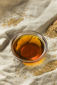 碗中的生有机芝麻油照片