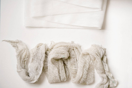 纯白色绷带对面脏. 商业比较概念中的对立概念照片