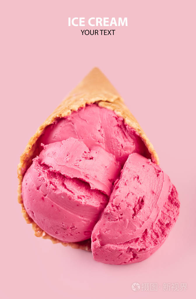 粉红色背景下华夫饼锥上的冰淇淋球. 华夫饼锥里的水果冰淇淋.照片-正