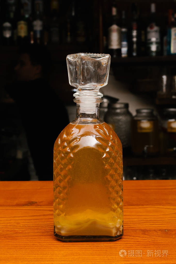 木制桌子上的老式瓶子里的甜口酒