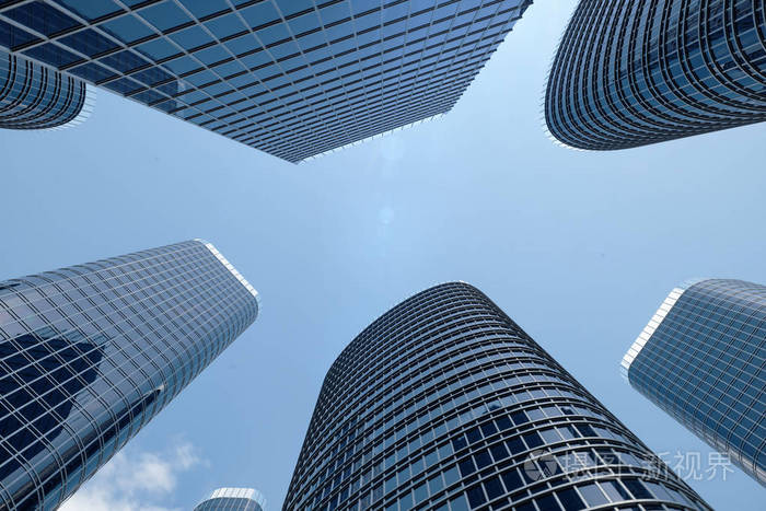 图为摩天大楼的低角度视图.摩天大楼在白天仰望视野.