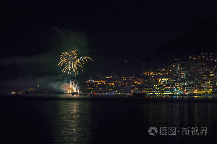 日落后不久摩纳哥公国的烟火全景