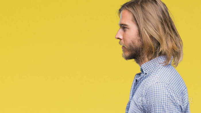 年轻英俊的男人,长发孤立的背景上,看着侧面放松的轮廓姿势,自然的脸