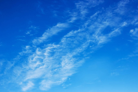 在蓝天上欣赏美丽的白云早晨的云彩和天空云后的太阳新鲜空气多云天气