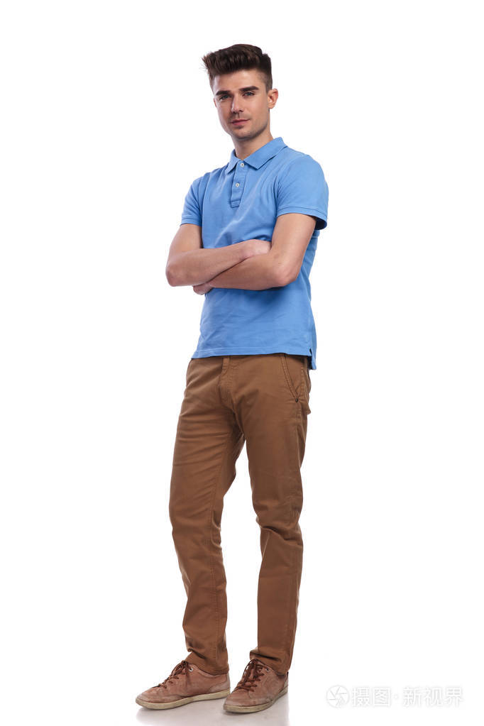 一个穿着马球衫双手交叉在白色背景上的休闲青年的全身照片