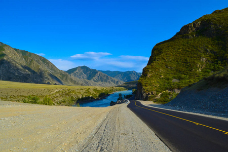 岩石之间的曲线一条新的蜿蜒的沥青黑色道路,在阿尔泰山上的岩石和