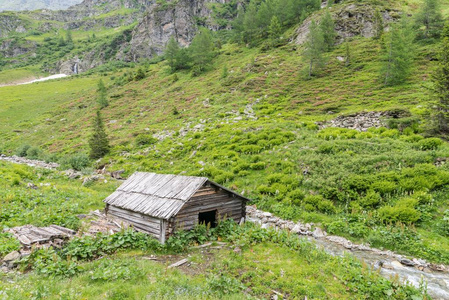 奥地利山涧孤零零的木屋图片