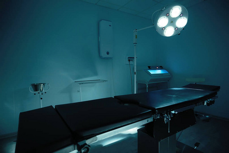 医院的女医生高级男性骨科医生在临床上展示鞋垫医生用听诊器在手中足