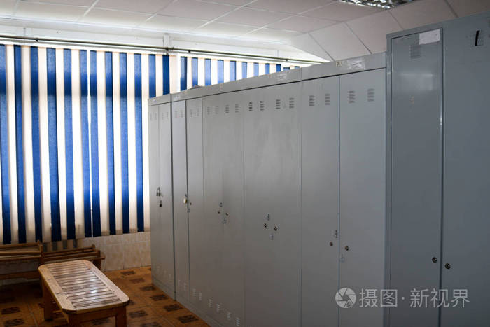 一间工业厂房内的更衣室, 供工人用个人储物柜换衣服