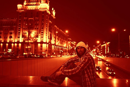 男人对夜晚的城市图片