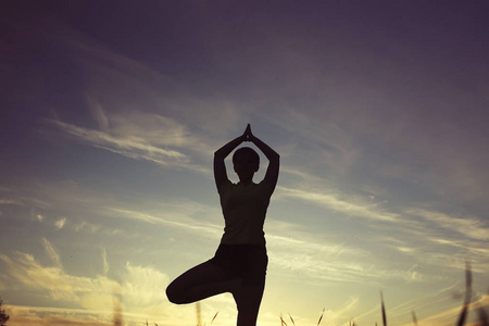 练瑜伽的女子图片