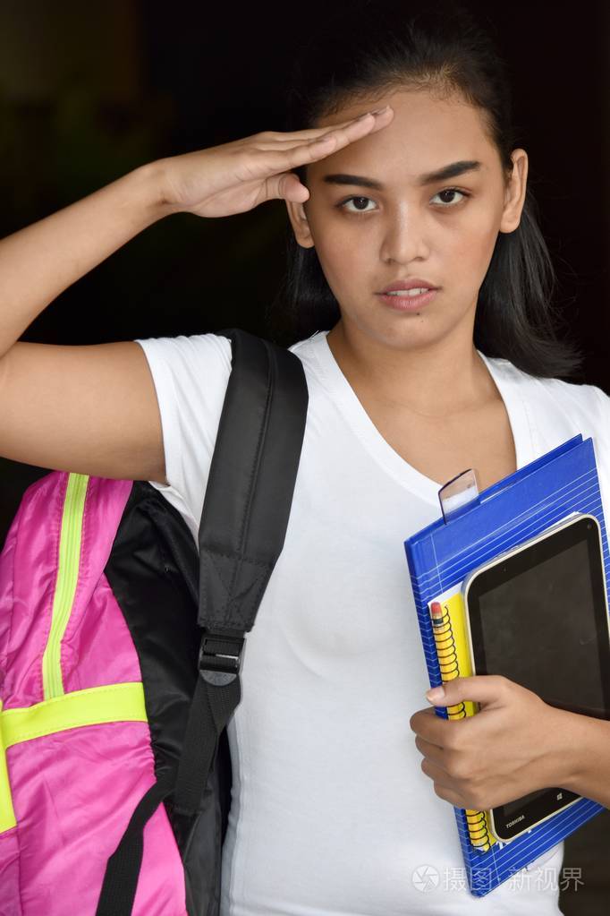 可爱的少数民族学校女孩敬礼