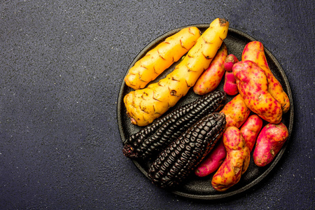 秘鲁煮黑玉米和红薯的原料图片
