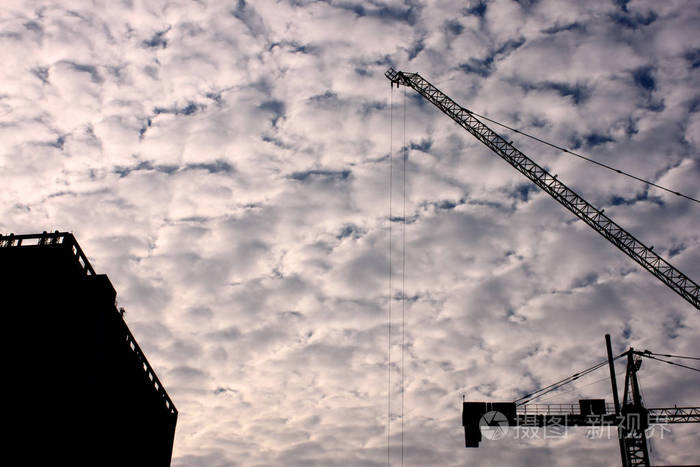 泰国曼谷朱拉隆功大学的一个建筑工地上，一台起重机在天空上剪影。