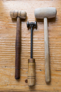 男工人用锤子钉上马蹄铁刺孔铁锭被装进锤子锻造厂. 工人锻造铁制品.