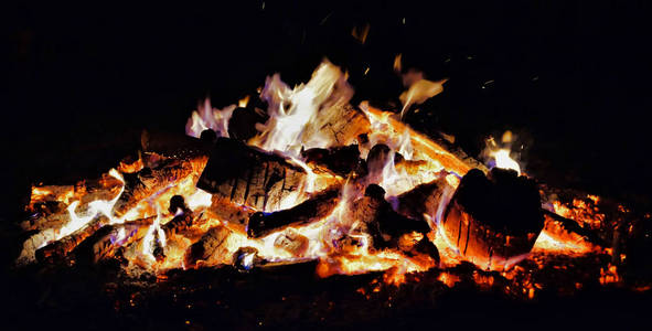 柴火在寂静的夜中炽热的光芒图片