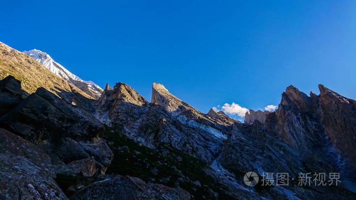 莱拉峰和贡多戈罗冰河美丽的景观卡拉库勒姆山夏季土苏邦营K2跋涉巴基斯坦亚洲