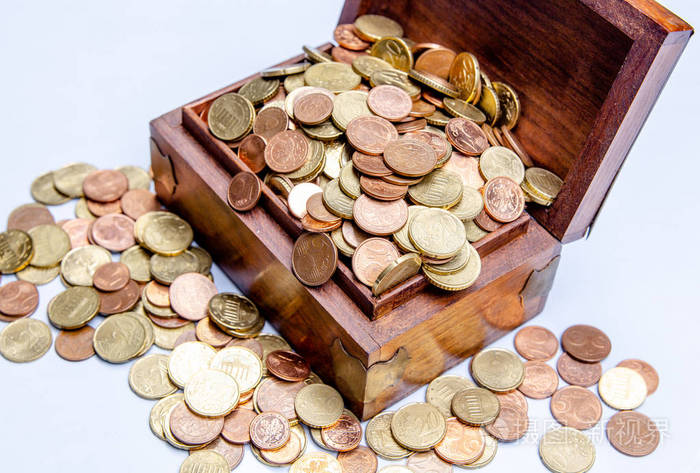 许多欧元硬币装在白色的木箱里,把收集的硬币换了