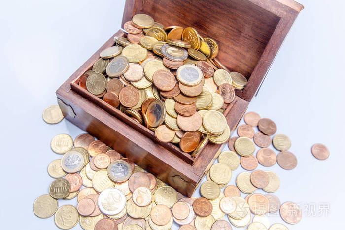 许多欧元硬币装在白色的木箱里把收集的硬币换了