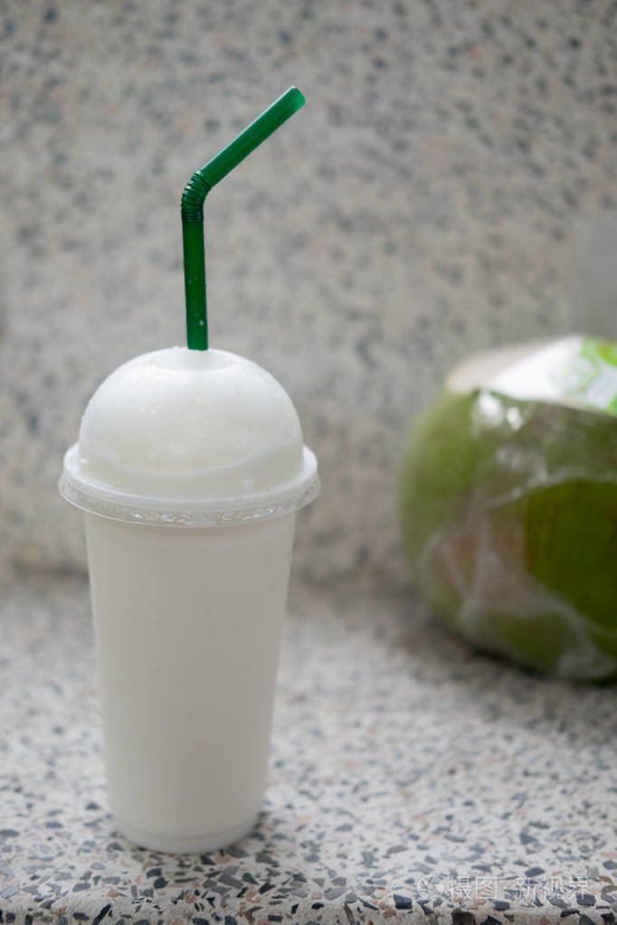 带椰子和牛奶的热带冰沙清爽的夏天