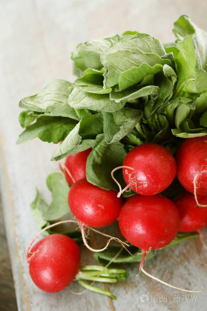 准备新鲜的红色欧洲萝卜