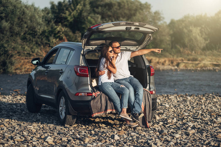 一对夫妇日落图片