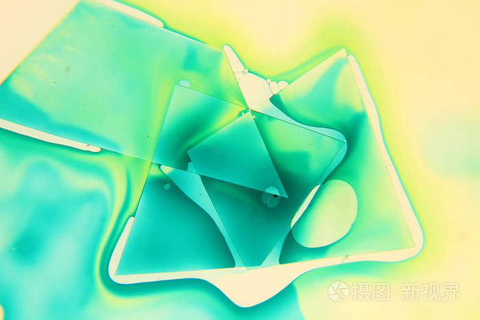 彩色液体混合在一起形成五颜六色的抽象绘画