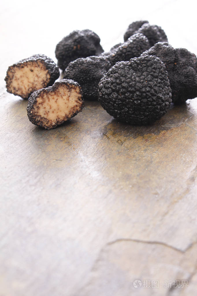 准备新鲜的黑松露
