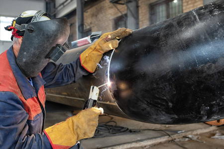 用手工电弧焊熔接电极水龙头焊接到管道上照片