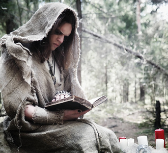 欧美古代游戏背景仙女魔术师一个有玻璃球的巫师, 一个魔法咒语照片