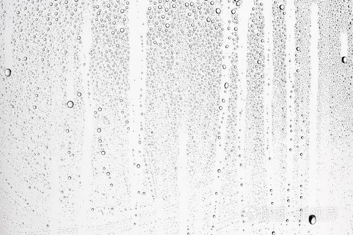 窗玻璃上的白色湿底雨滴秋天天气的概念