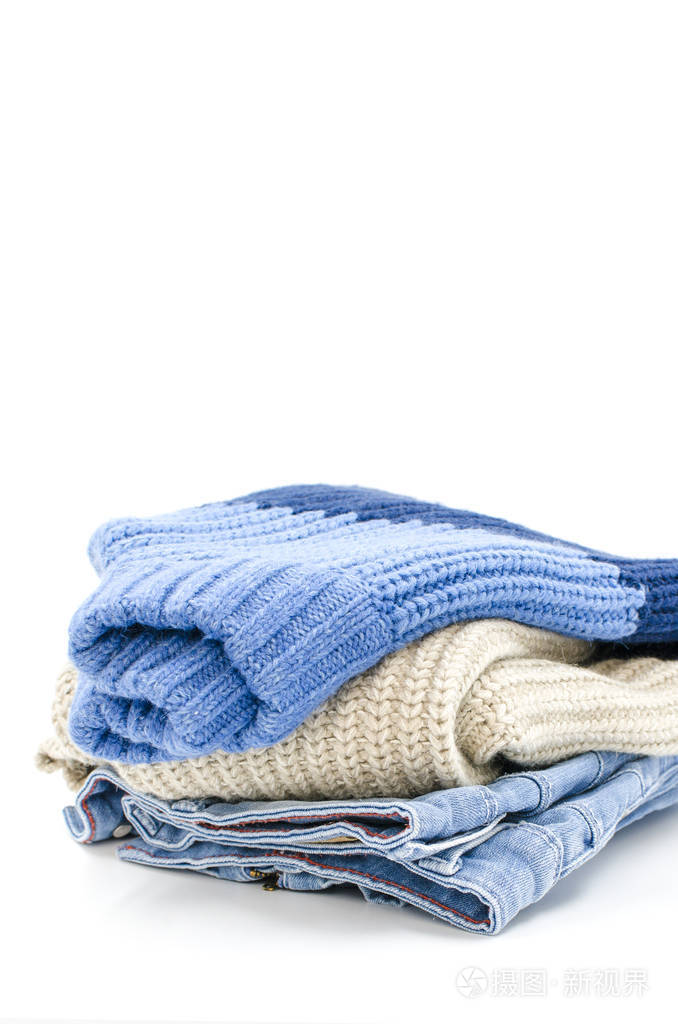 一堆衣服在白色的背景上