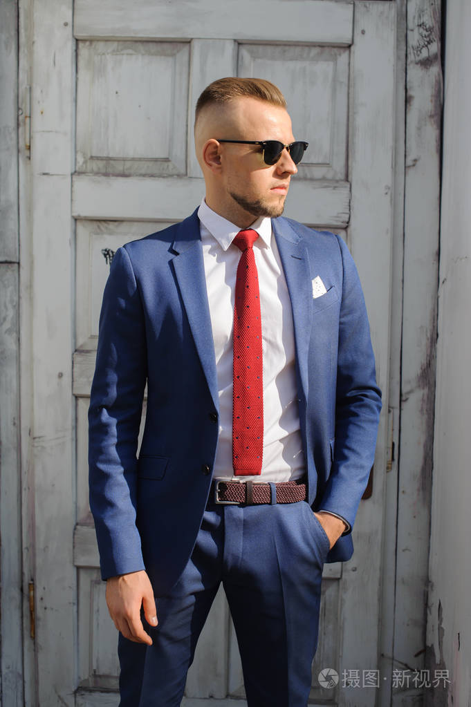 一个穿着严厉服装的英俊商人看着旁边