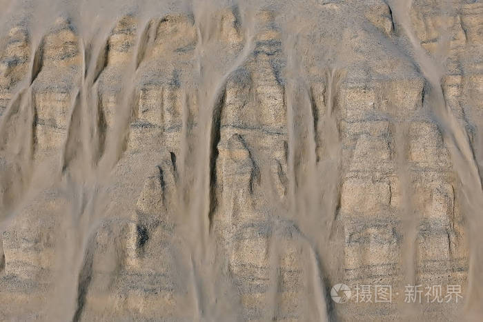沙丘淹没的沙子的质地沙丘上撒满了沙崩