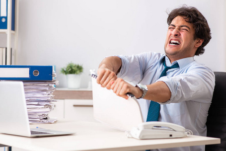 超负荷的忙碌的员工, 工作和文件过多照片