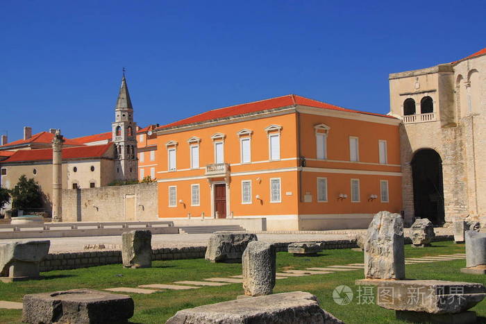 克罗地亚，扎达尔圣多纳塔教堂前广场上罗马论坛的遗迹。