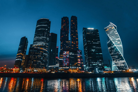 夜晚商务莫斯科城市商务中心与现代未来的摩天大楼建筑反映在夏季的