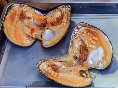 珍珠牡蛎壳内有珍珠在中国市场上出售摄影图