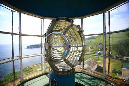 海洋灯塔上的玻璃大灯大光源工业灯塔照片