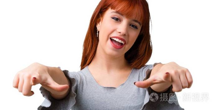 年轻的红发女孩用手指指着某人,笑了很多