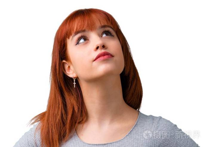 年轻的红发女孩站起来抬头看照片-正版商用图片1shzji-摄图新视界