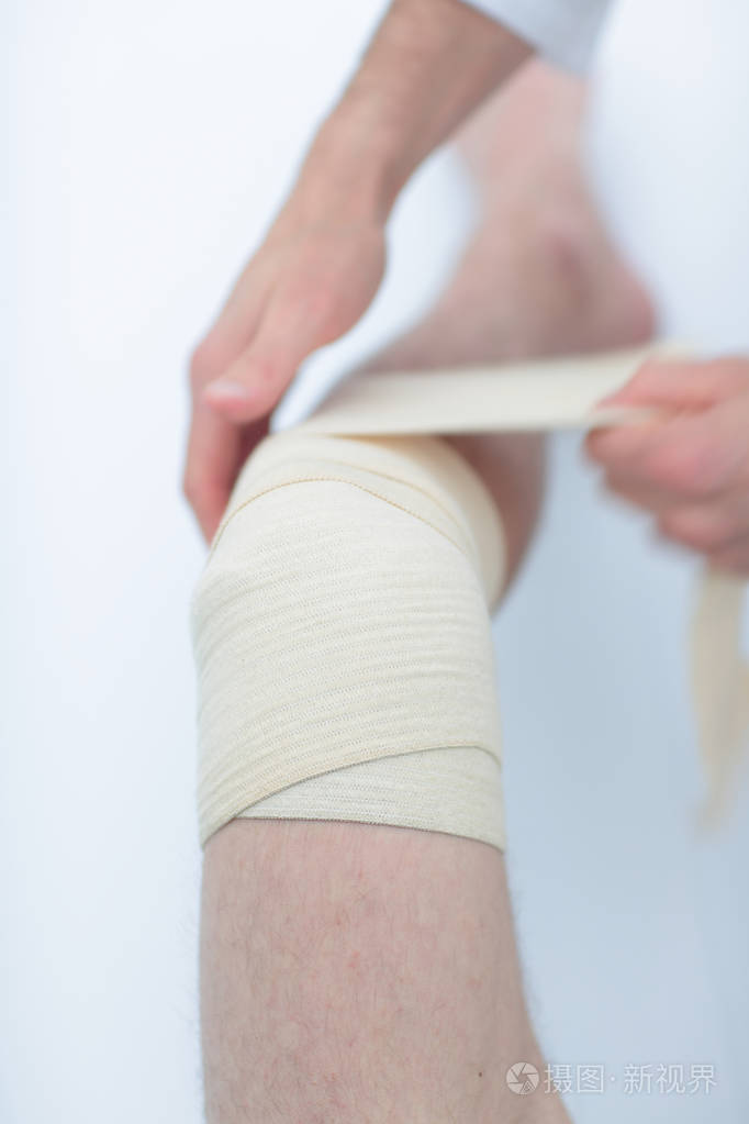 特写.医生包扎病人的腿
