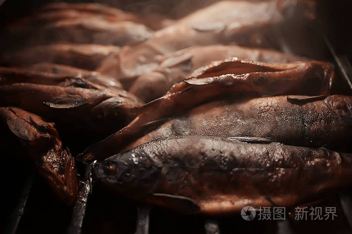鳟鱼在木炭跋涉食品中烤制