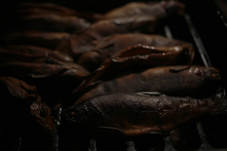 鳟鱼在木炭跋涉食品中烤制图片